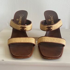 CHANEL logo raffia mule sandals